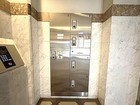 共用部に宅配ボックスが設置されており、不在時の荷物の受け取りに便利です。