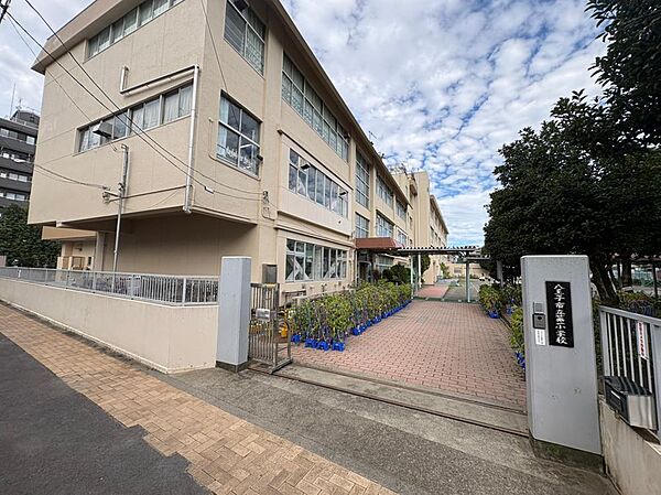 八王子市立第一小学校まで約411m