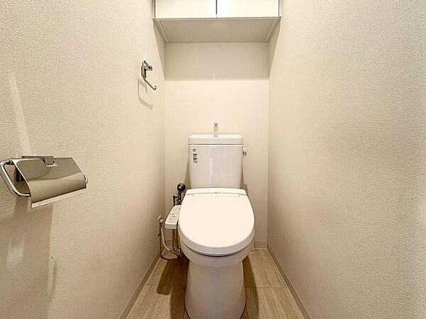 吊戸棚があり、トイレットペーパーや掃除道具などを収納いただけます。
