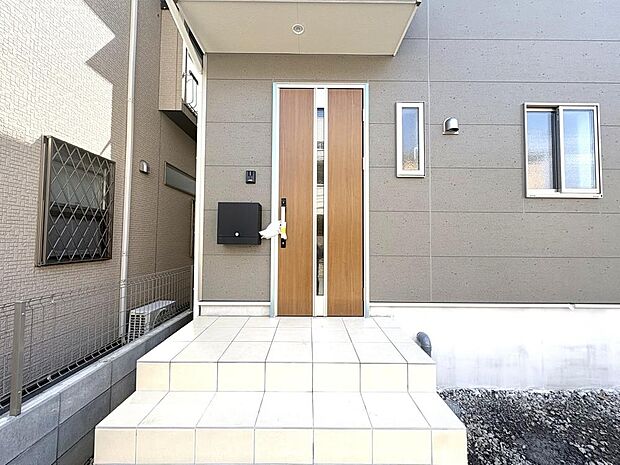 季節の花やアートで彩ることで、来訪者を気持ちよく迎えることができそうです。