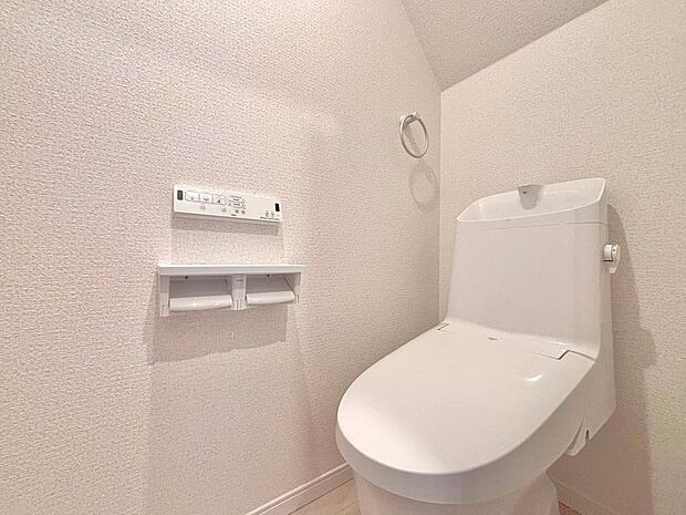トイレは2か所に設置されており、来客時やご家族が揃う時もゆとりをもって利用できます。