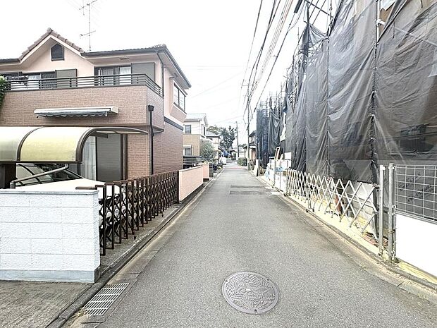 前面道路はアスファルト舗装されています。自転車の走行や、ベビーカーを押して外出する際も快適です。