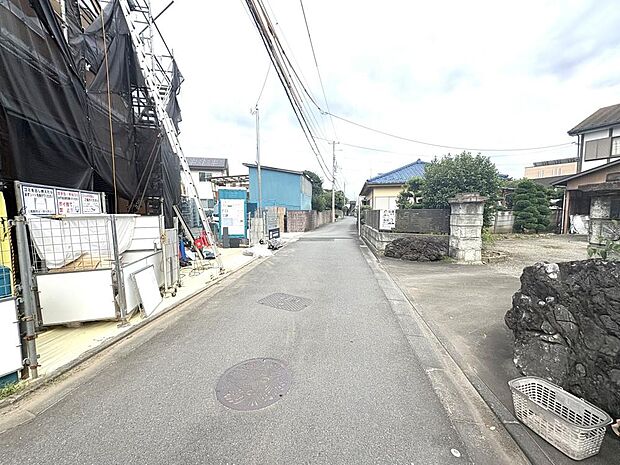 南側が道路に面し、住まいに明るい陽光が注ぎます。見通しが良く、お車の出入庫や歩行の際も安心です。