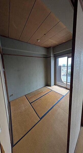 落ち着いた雰囲気の和室です。畳の上で、ご家族みんなでゆったり寛げます。