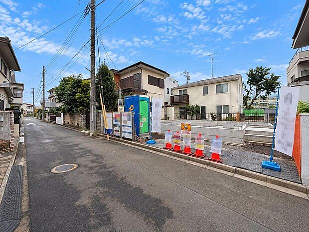 第一種低層住居専用地域内、緑豊かな住宅街の一画に位置しています。※バーチャル加工を施しています。