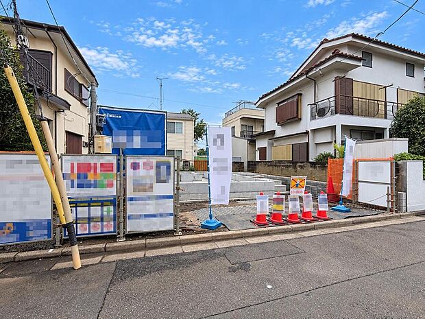 駐車場があるため、お車を保有しているご家庭も安心です。※バーチャル加工を施しています。