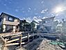 外観：周辺は、低層住宅が建ち並ぶ閑静な住宅街です。緑豊かな住環境で落ち着いた暮らしが叶います。