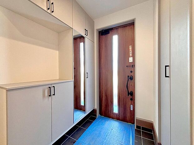 住まいの顏となる玄関。お気に入りの小物や写真を飾ることで、さわやかな気持ちで外出できそうです。