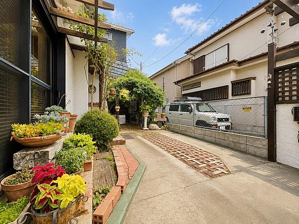 「現地土地写真」周囲には既に建物があるため、現地の状況を確認しながら、採光や窓の位置などを考慮したプランニングが可能です。※バーチャル加工を施しています。
