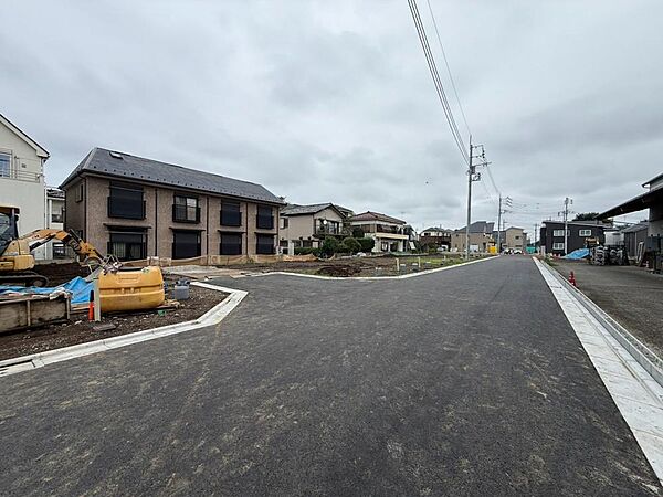 敷地と前面道路に高低差が少なく、ベビーカーや自転車をご利用の際もスムーズに移動していただけます。