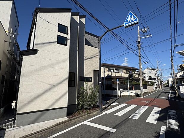 現地にて、住まいの実際の日当たりや、周辺の街並み・交通量などをご体感くださいませ。