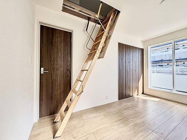 季節家電なども収納可能な小屋裏収納がございます。