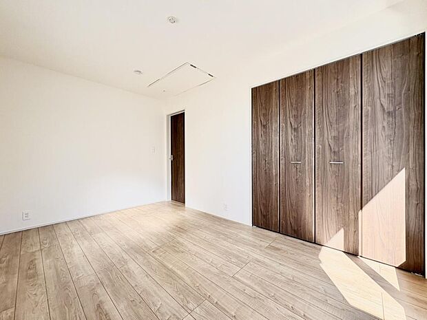 白いクロス貼りで明るく、シンプルな内装のため、お好みのインテリアでお部屋作りを楽しむことができます。
