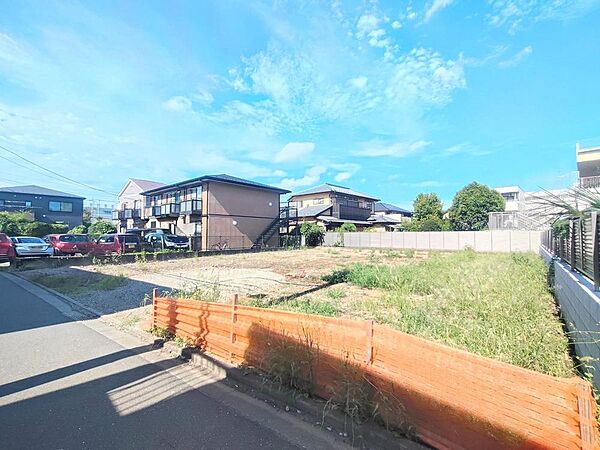 交通量が少ない道路に面しているため、プライバシー性高く、穏やかな暮らしが叶います。