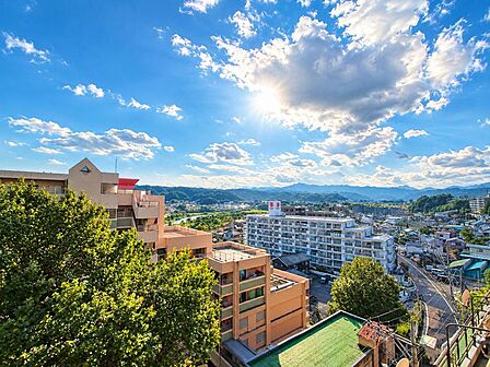 バルコニーからは昼と夜で違った雰囲気の景色を楽しむことができます。