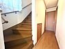 室内：2階へと繋がる階段には、手すりが設置されています。窓から自然光が差し込みます。