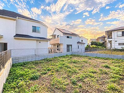 外観:周辺は、低層住宅が建ち並ぶ閑静な住宅街です。緑豊かな住環境で落ち着いた暮らしが叶います。 外観:周辺は、低層住宅が建ち並ぶ閑静な住宅街です。緑豊かな住環境で落ち着いた暮らしが叶います。