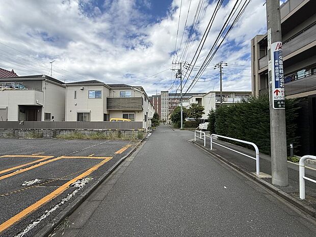前面道路は幅員6m以上の広さが確保され、車のすれ違いもスムーズ。徒歩や自転車の移動時も安心です。