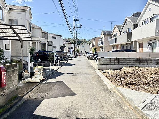 敷地と前面道路に高低差が少なく、ベビーカーや自転車をご利用の際もスムーズに移動していただけます。