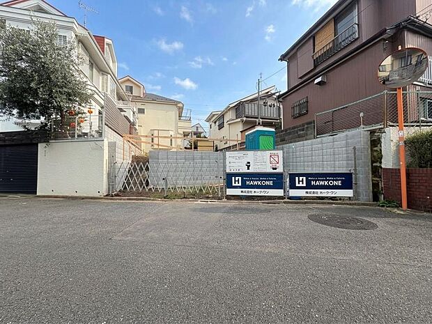 周辺は、低層住宅が建ち並ぶ閑静な住宅街です。緑豊かな住環境で落ち着いた暮らしが叶います。