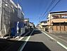 外観：前面道路はアスファルト舗装されています。自転車の走行や、ベビーカーを押して外出する際も快適です。