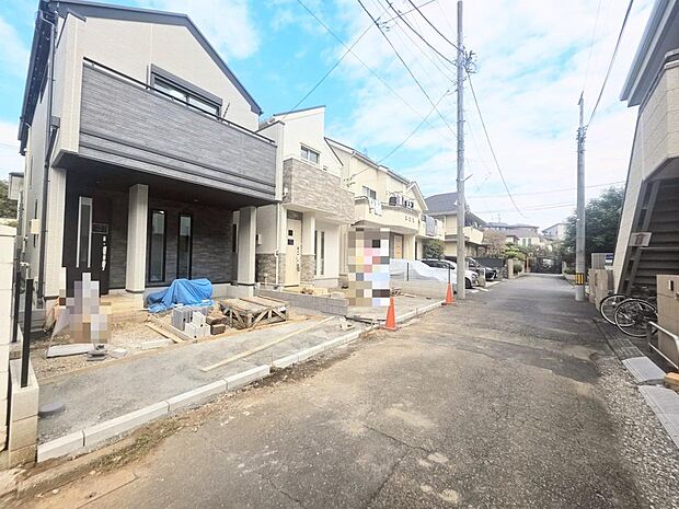 南側が道路に面し、住まいに明るい陽光が注ぎます。見通しが良く、お車の出入庫や歩行の際も安心です。
