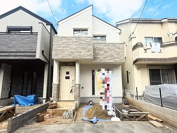 明るい陽光が降り注ぐ2階建ての住まい。各居室の日当たりや設備・仕様など、ぜひ現地にてご確認ください。