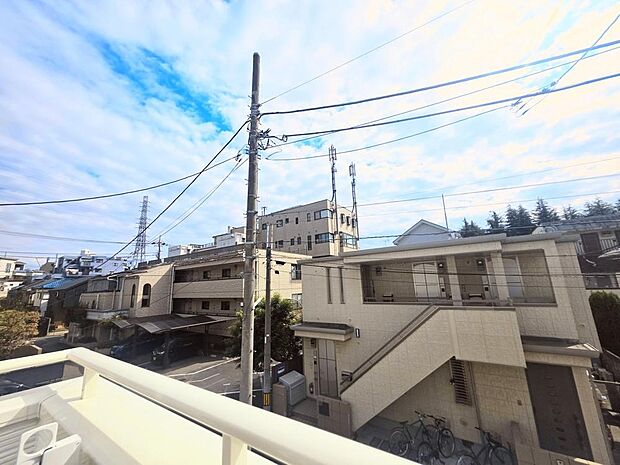 南向きにつき、日当たり良好◎天気のいい日には、気持ちよく洗濯物を乾かすことができそうです。