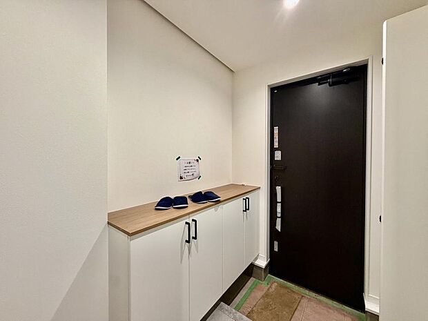 ご家族や来訪者を迎える玄関。お好みのインテリアで、個性を演出してみてはいかがでしょうか。