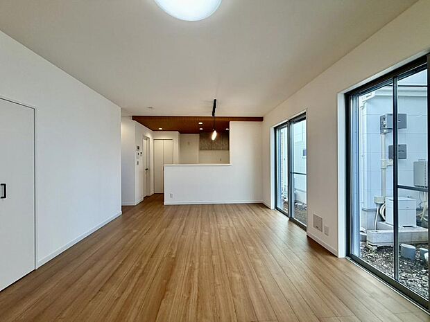 自然と笑顔が溢れるLDKです。お好きな小物や写真を飾り、お住まいづくりをお楽しみください。