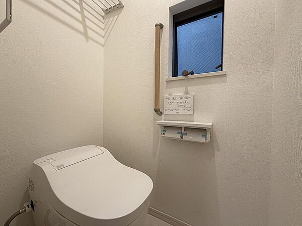 トイレは1階と2階の2ヶ所にあり、ご家族の使用が重なる時間帯も安心です。
