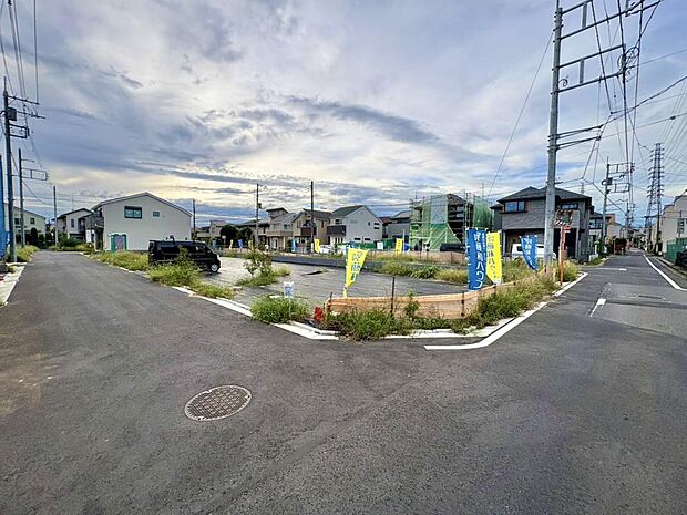 前面道路はアスファルト舗装されています。自転車の走行や、ベビーカーを押して外出する際も快適です。