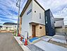 その他：(現地モデル棟写真)第一種低層住居専用地域内、落ち着いた住宅街の一画に位置しています。