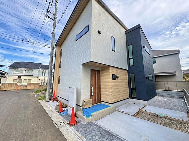 (現地モデル棟写真)第一種低層住居専用地域内、落ち着いた住宅街の一画に位置しています。