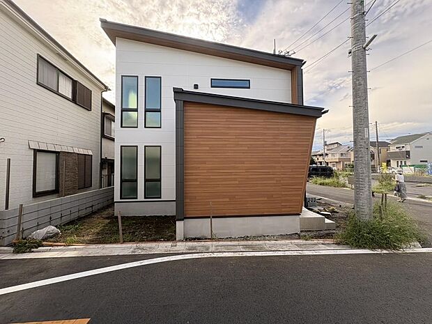 (現地モデル棟写真)日当たりのよいLDKや収納豊富な住まい等、ご家族に合った理想の1邸を。