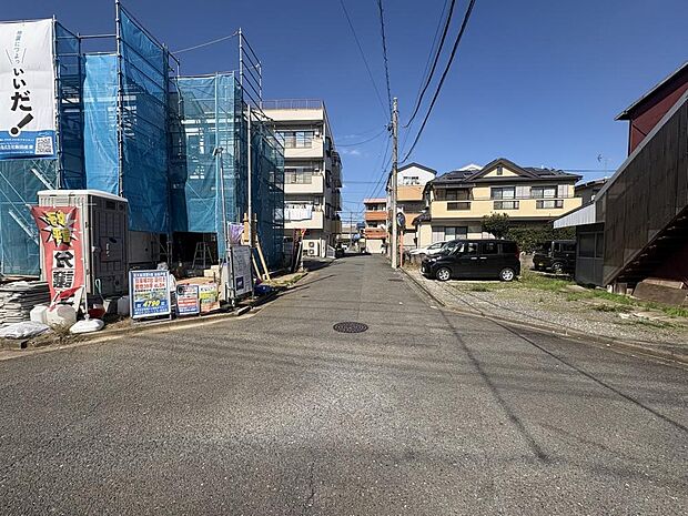南側が道路に面し、住まいに明るい陽光が注ぎます。見通しが良く、お車の出入庫や歩行の際も安心です。