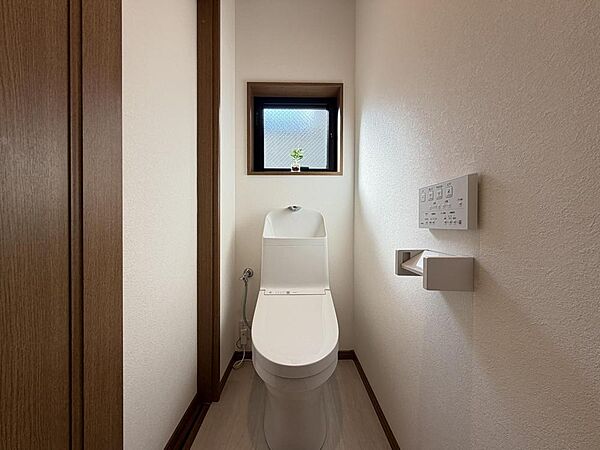 トイレには窓があるため、自然光を採り込むことができます。お掃除の際、換気もスムーズに行えます。