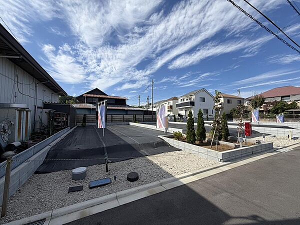 「現地土地写真」建築条件がないため、お好きなハウスメーカーや工務店で建築できます。ご家族のライフスタイルに合わせて、間取りや設備、素材などにこだわった家づくりが可能です。