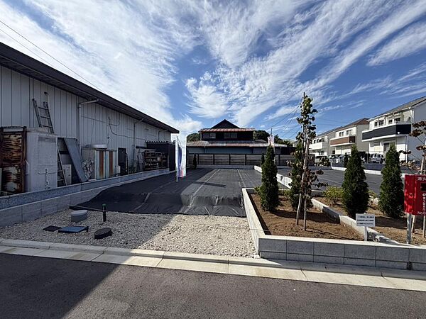 「現地土地写真」建物の配置をイメージしながら、敷地全体の広さや形状、周囲の建物との位置関係を現地でご確認いただけます。