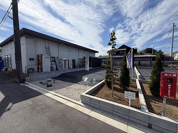 「現地土地写真」現況更地につき、プラン決定後は比較的スムーズに建築へ移行できます。前面道路は舗装が施されており、自転車やベビーカーでも通行しやすいです。