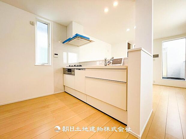 広々としたキッチンのスペースは冷蔵庫や食器棚を設置しても動線が楽です。
