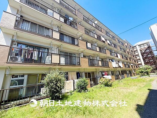 家族の帰り、遊びに来る友人、知人を優しく迎え、温もりに満ちた生活空間を予感させる。