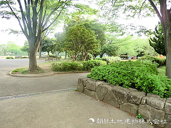 【嶮山公園】340ｍ　なだらかな斜面を活かした緑あふれる公園です。夏には盆踊りが開催されるほどの広さがあり、芝生広場や遊具など遊び場が充実した、閑静な住宅街にある憩いの場です。