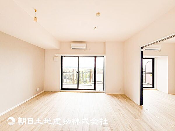 【リビング】大切なご家族、招いた友人と過ごすひと時を溢れる光が優しく包み込む空間。