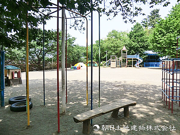 【柏幼稚園】990ｍ　豊かな緑の中で遊び込み、心と体の健やかな育ちを大切にする幼稚園です。自立心と思いやりの心を育み、輝く未来の基礎を培います。