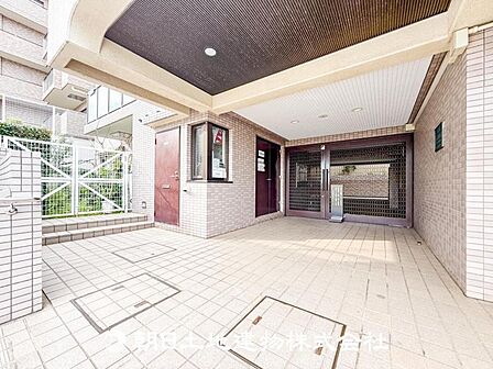 【エントランス】おしゃれな雰囲気や自然の潤い、親しみやすさといった特徴を、街に新たな価値をもたらし続けてくれます。