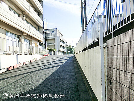 【横浜市立小机小学校】1300m 小机エリアの穏やかで自然豊かな住宅街に位置しお子様がのびのびと学べます。地域とのつながりも強く見守り体制も整っているのが魅力です。