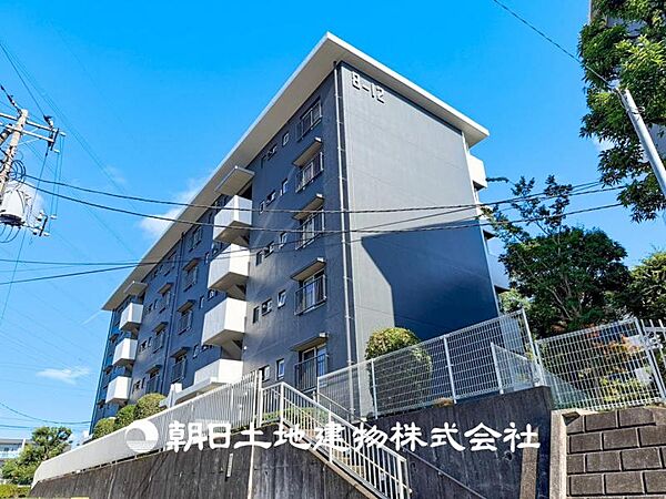 家族の帰り、遊びに来る友人、知人を優しく迎え、温もりに満ちた生活空間を予感させる。