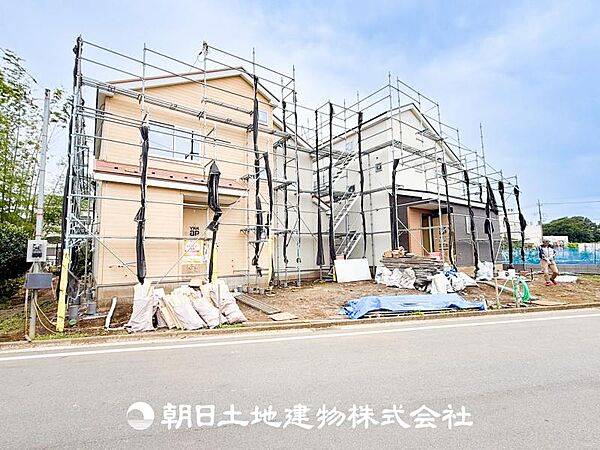 家族の色を映し出す洗練された邸宅は、ずっと輝き続けながらいつしか街の風景に溶け込んでいきます。
