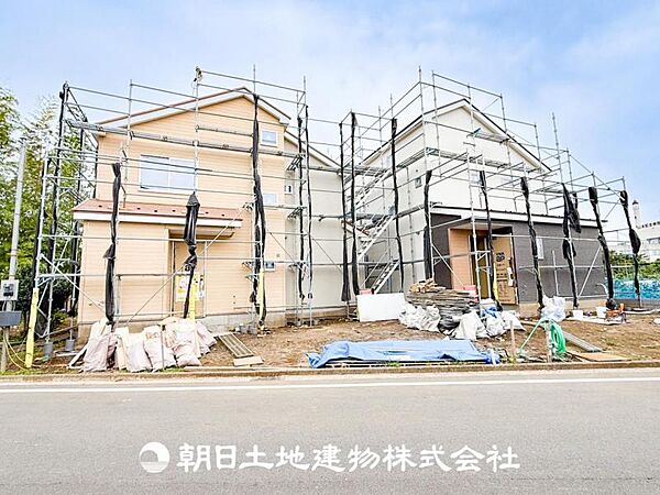 リビングにはみんなが集い、食事や楽しい会話が始まる。